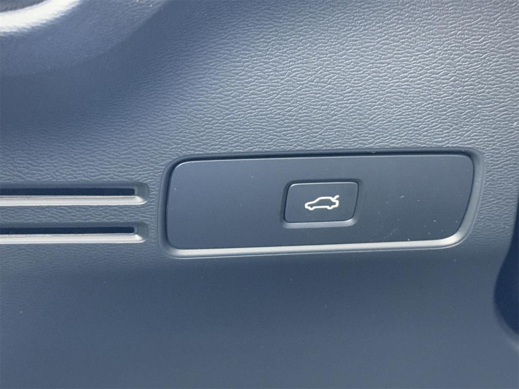 new 2025 Volvo XC40 car