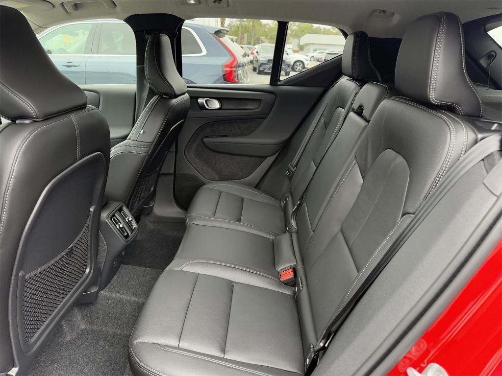 new 2025 Volvo XC40 car