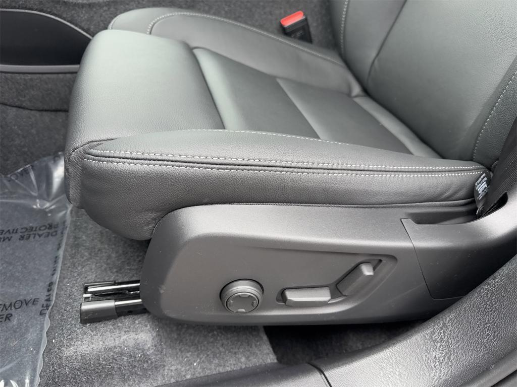 new 2025 Volvo XC40 car