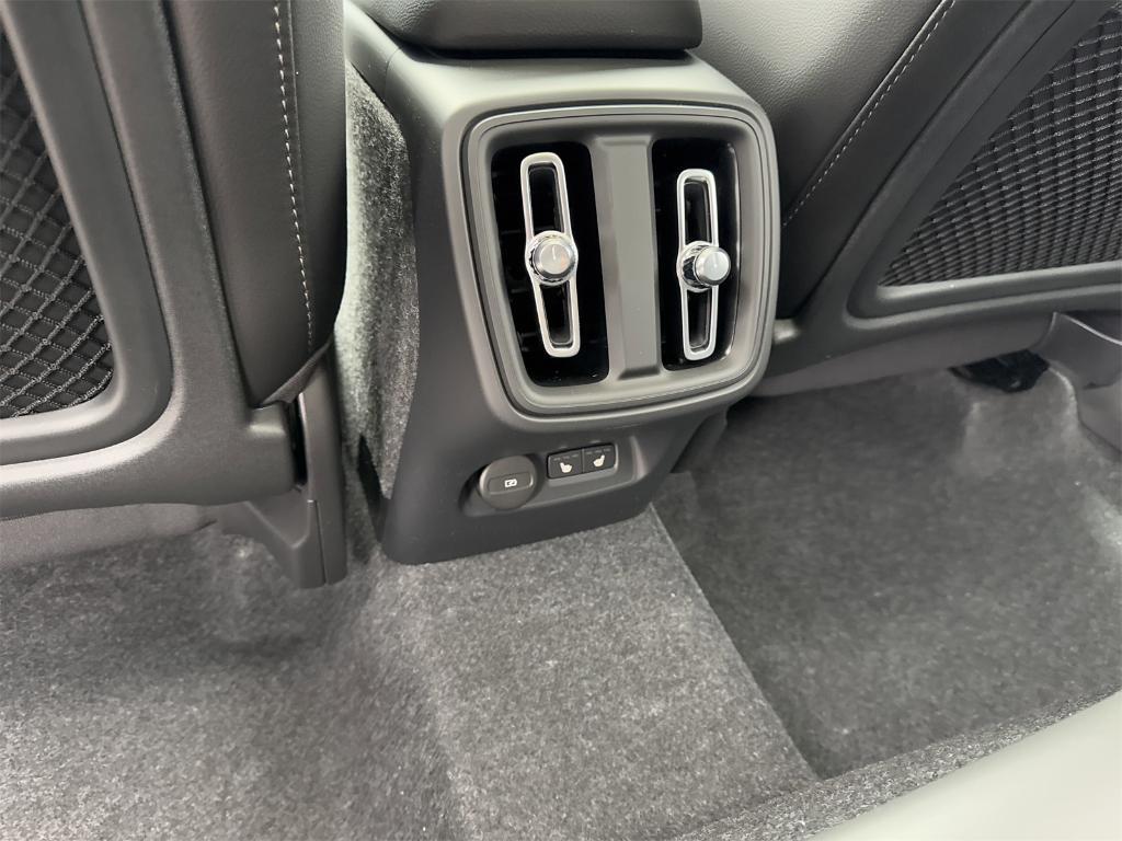 new 2025 Volvo XC40 car