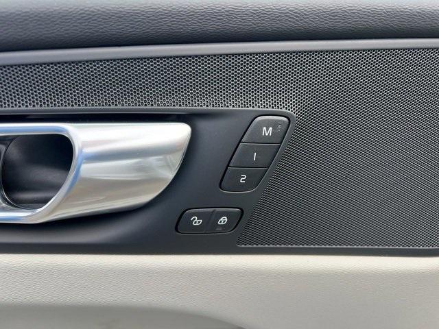 new 2025 Volvo XC60 Plug-In Hybrid car
