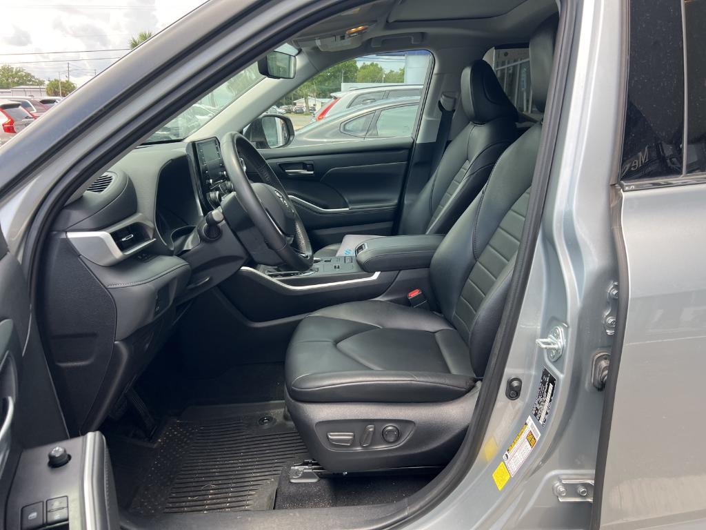used 2021 Toyota Highlander car, priced at $31,500
