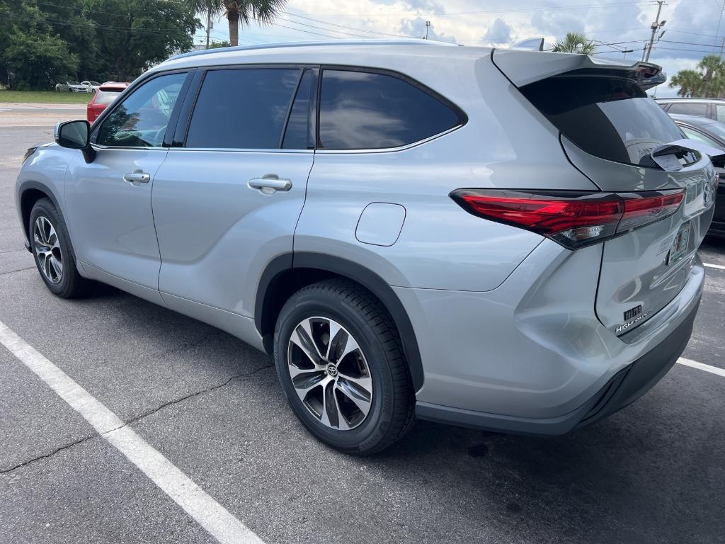 used 2021 Toyota Highlander car, priced at $31,500