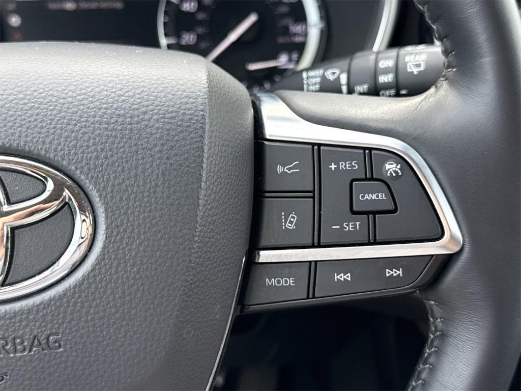 used 2021 Toyota Highlander car, priced at $31,500