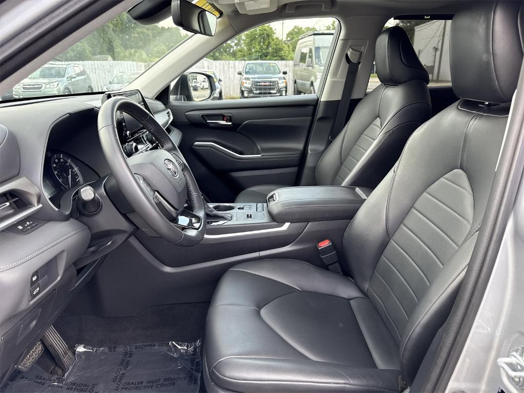 used 2021 Toyota Highlander car, priced at $31,500