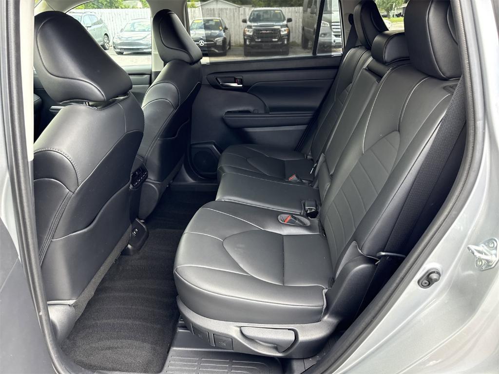 used 2021 Toyota Highlander car, priced at $31,500