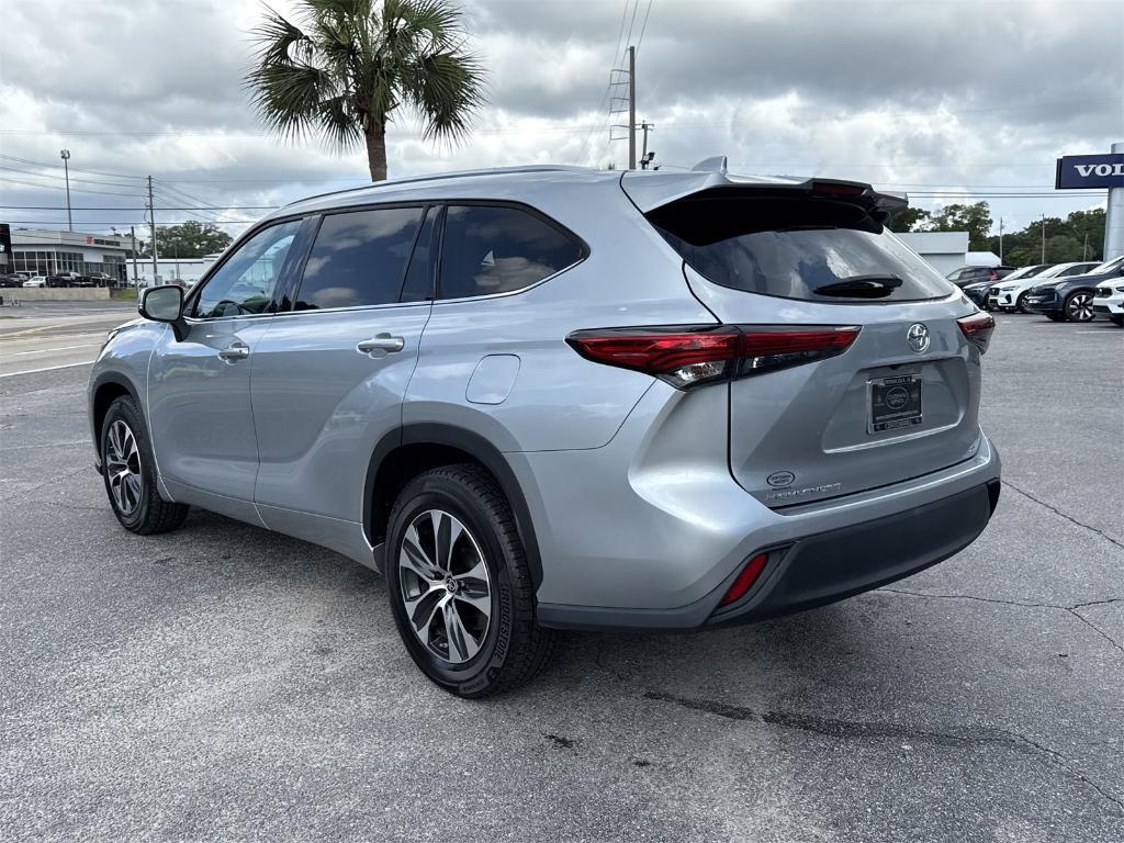 used 2021 Toyota Highlander car, priced at $31,500