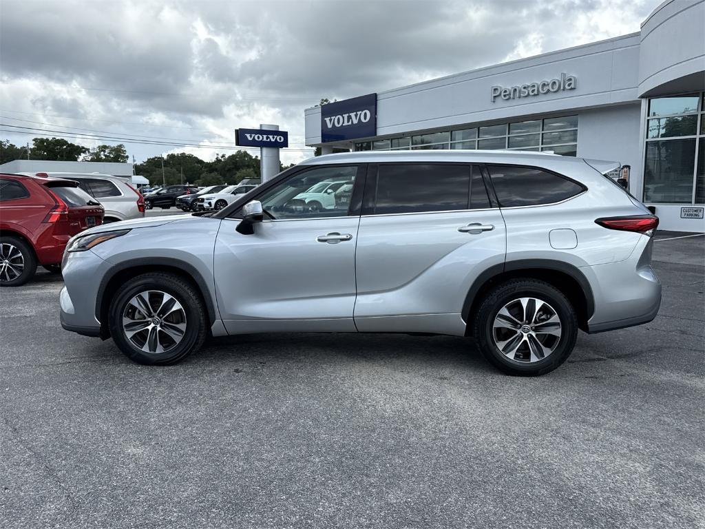 used 2021 Toyota Highlander car, priced at $31,500