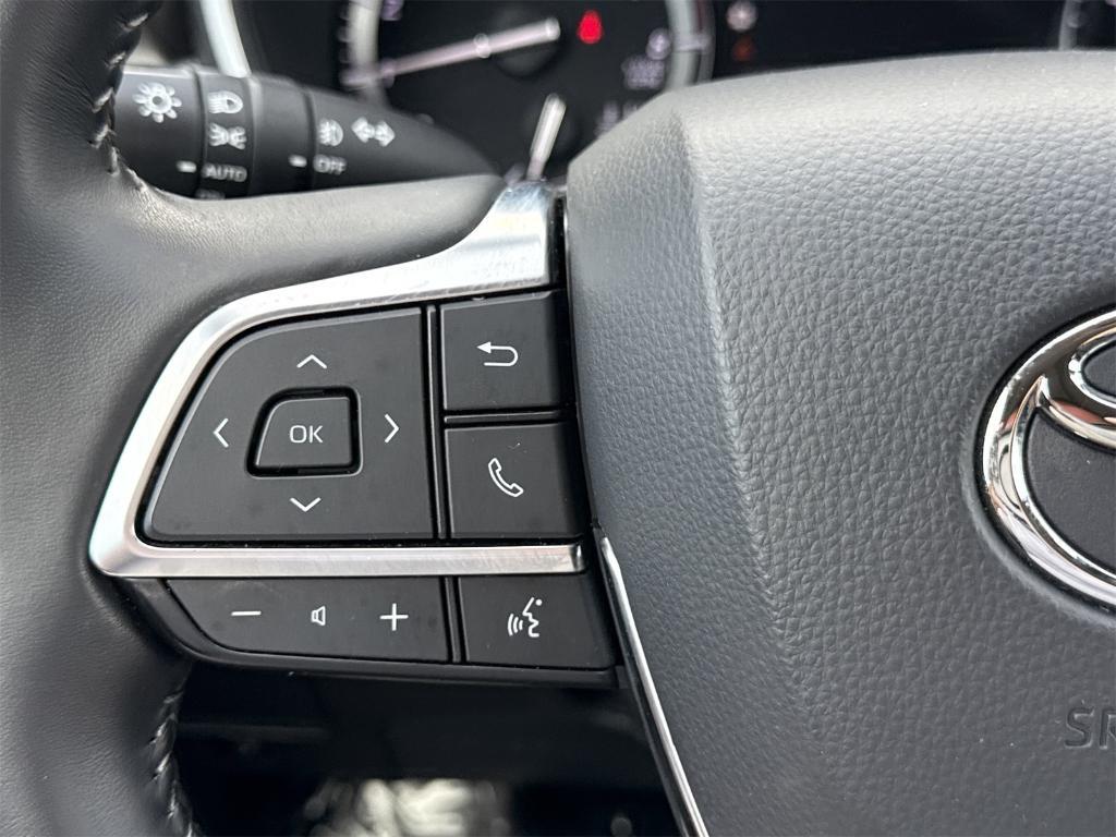 used 2021 Toyota Highlander car, priced at $31,500