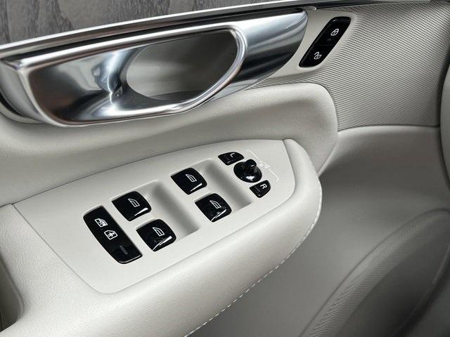 new 2025 Volvo XC90 Plug-In Hybrid car