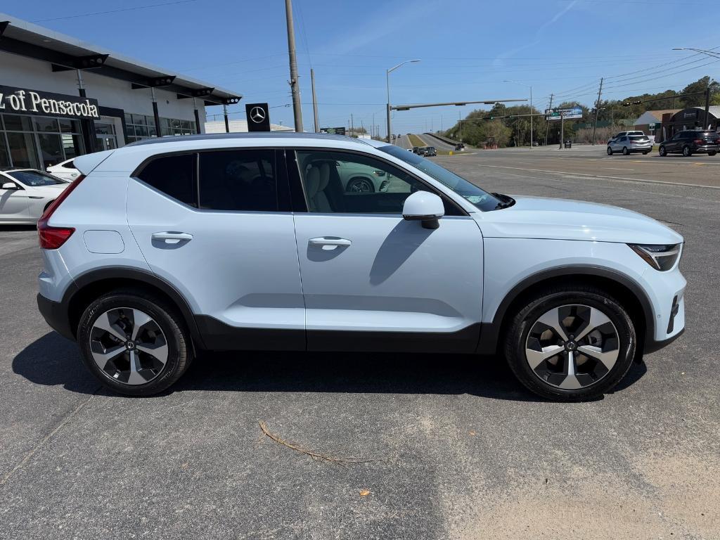 new 2025 Volvo XC40 car