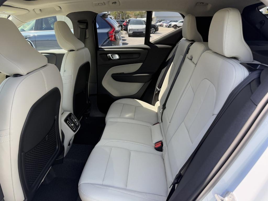 new 2025 Volvo XC40 car