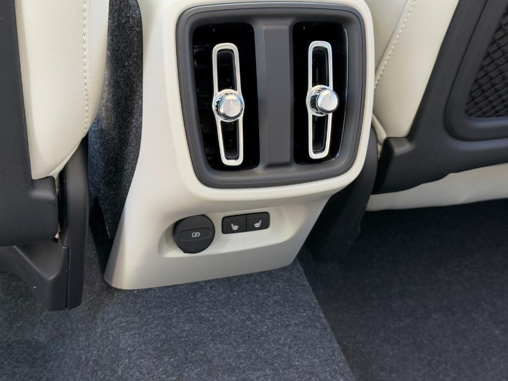 new 2025 Volvo XC40 car