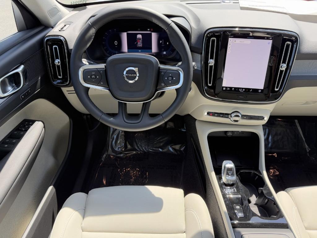 new 2025 Volvo XC40 car