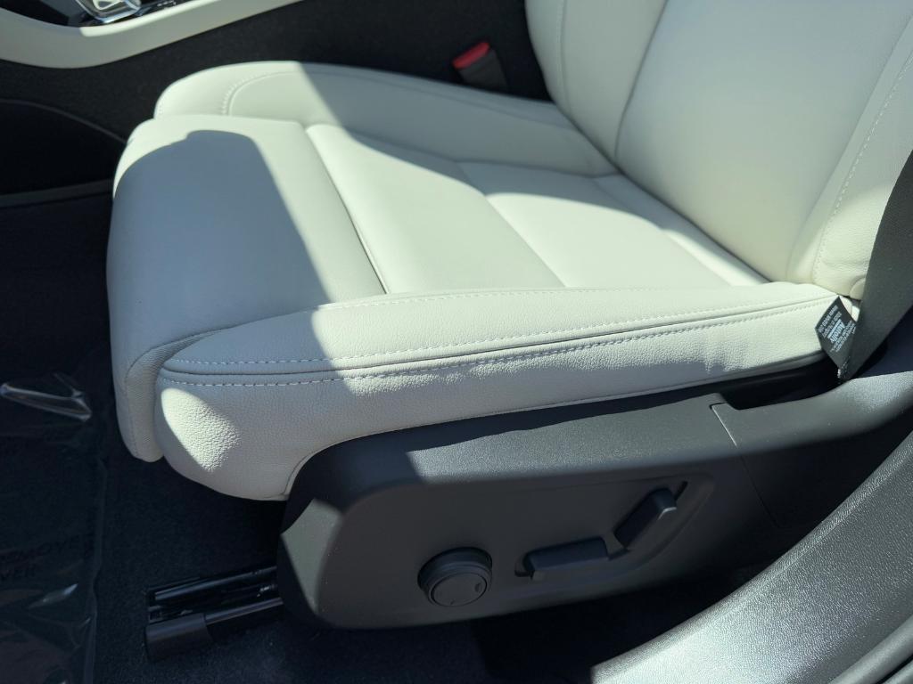 new 2025 Volvo XC40 car