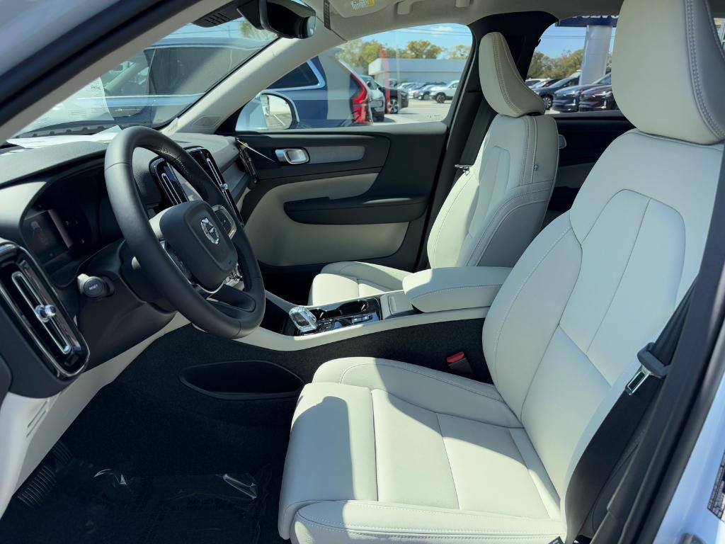 new 2025 Volvo XC40 car