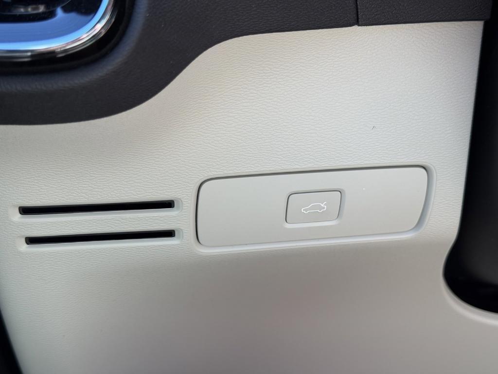 new 2025 Volvo XC40 car