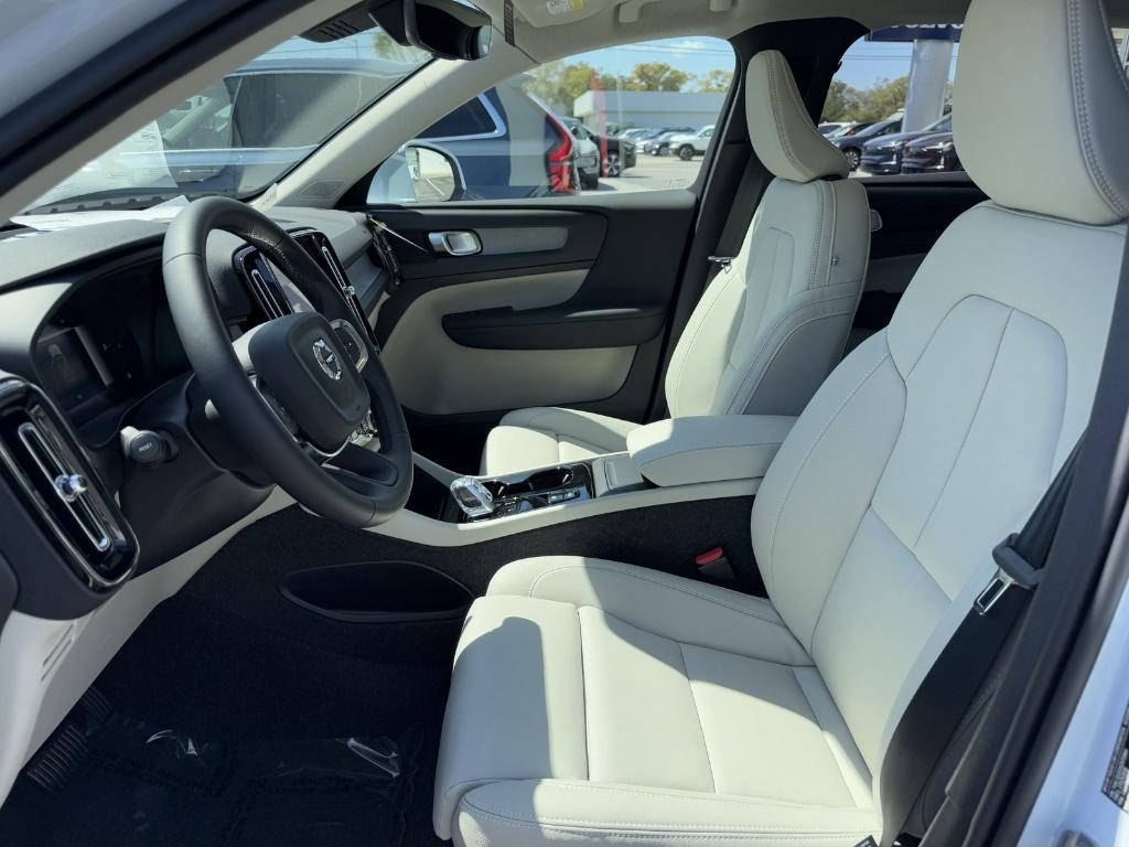 new 2025 Volvo XC40 car