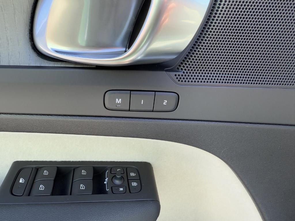 new 2025 Volvo XC40 car