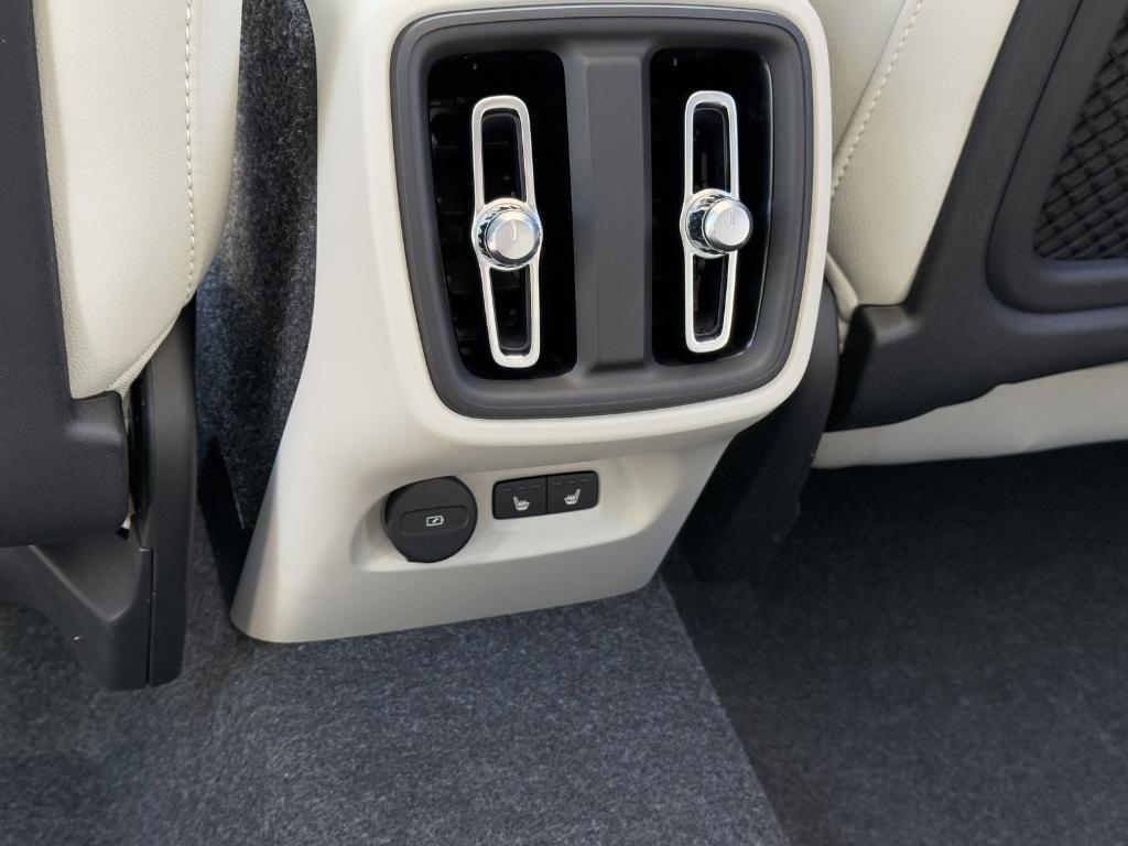 new 2025 Volvo XC40 car