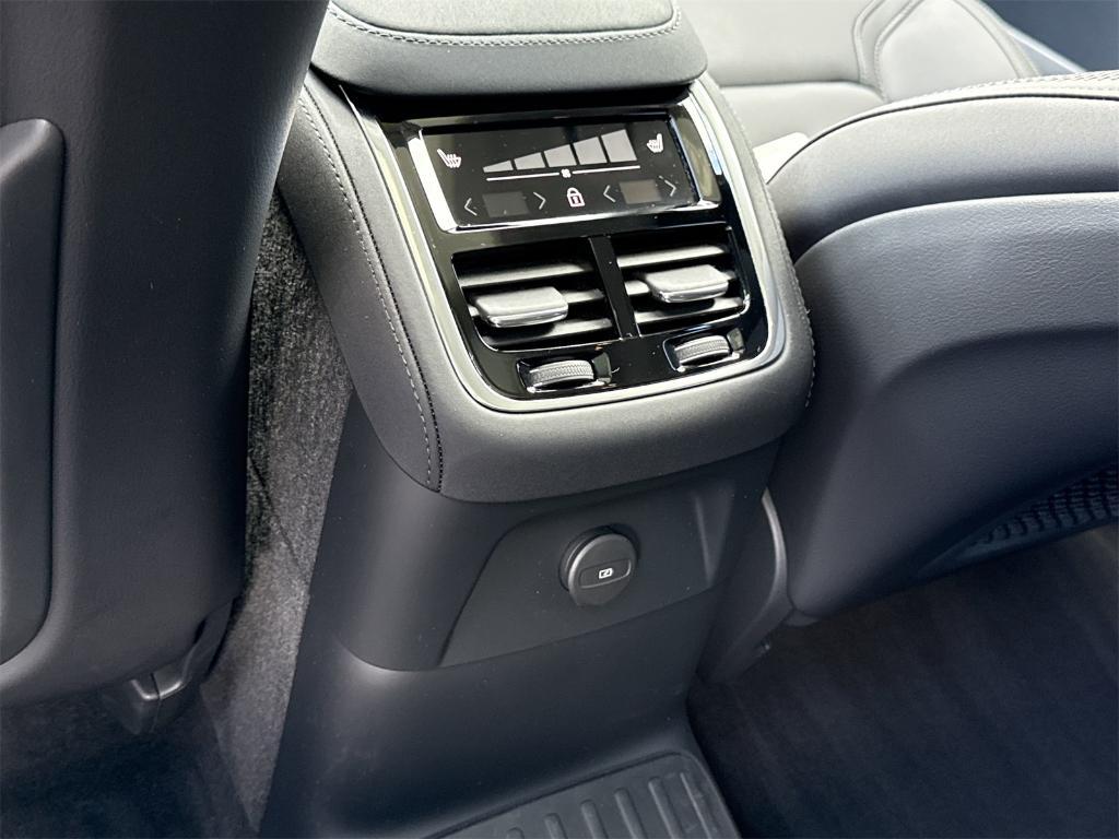 new 2025 Volvo XC90 Plug-In Hybrid car