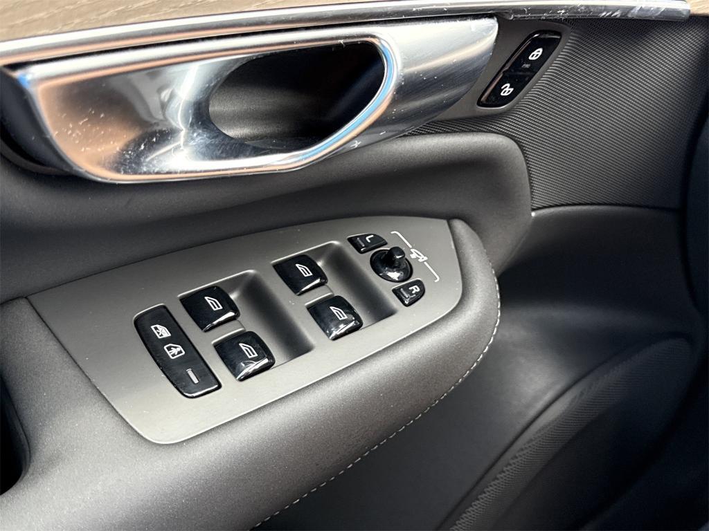 new 2025 Volvo XC90 Plug-In Hybrid car