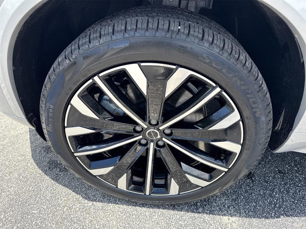 new 2025 Volvo XC90 Plug-In Hybrid car