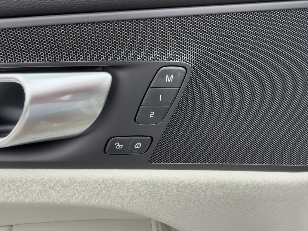 new 2025 Volvo XC60 car