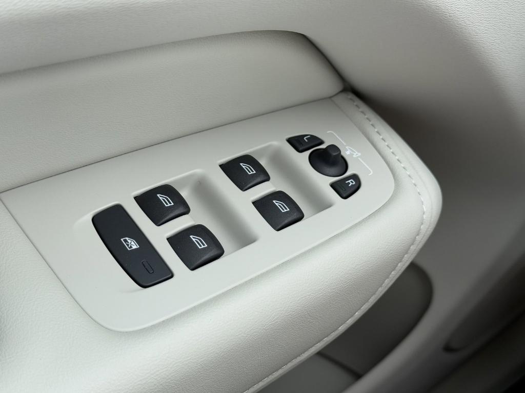 new 2025 Volvo XC60 car