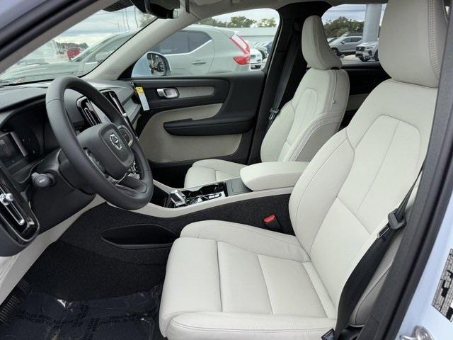 new 2025 Volvo XC40 car