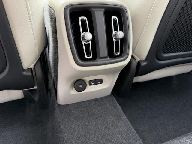 new 2025 Volvo XC40 car