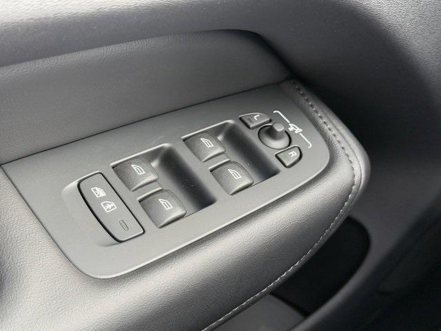 new 2025 Volvo XC60 Plug-In Hybrid car