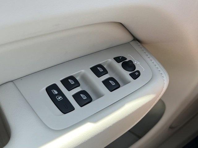 new 2025 Volvo XC60 Plug-In Hybrid car