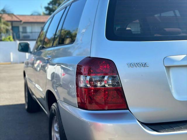 used 2005 Toyota Highlander car, priced at $5,999