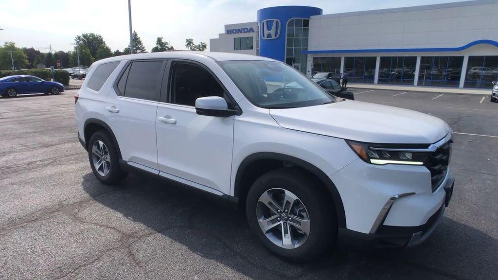 new 2025 Honda Pilot car, priced at $48,235