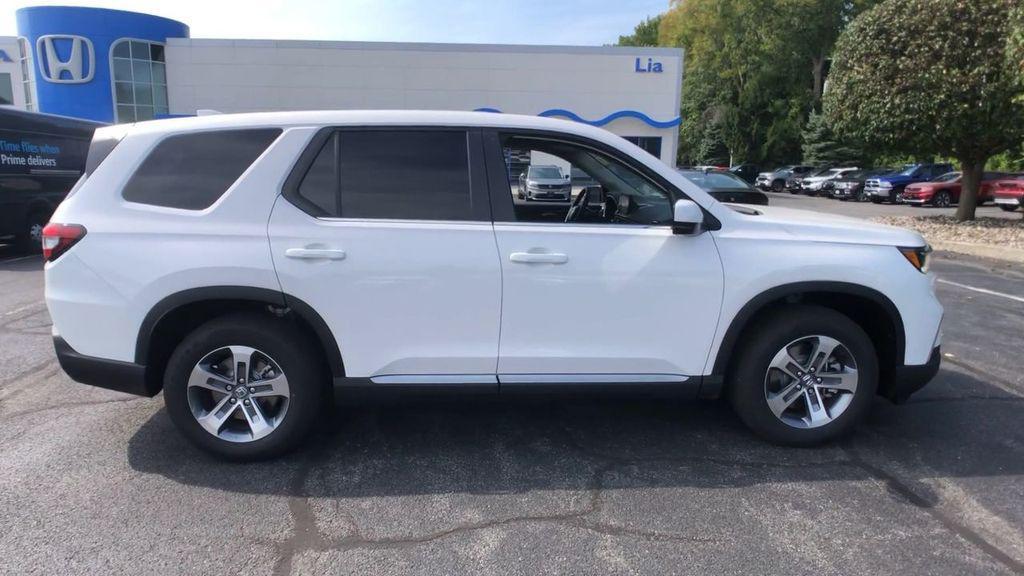 new 2025 Honda Pilot car, priced at $48,235