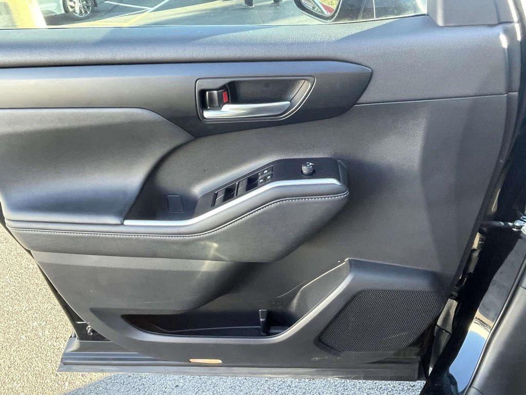 used 2023 Toyota Highlander car, priced at $33,252