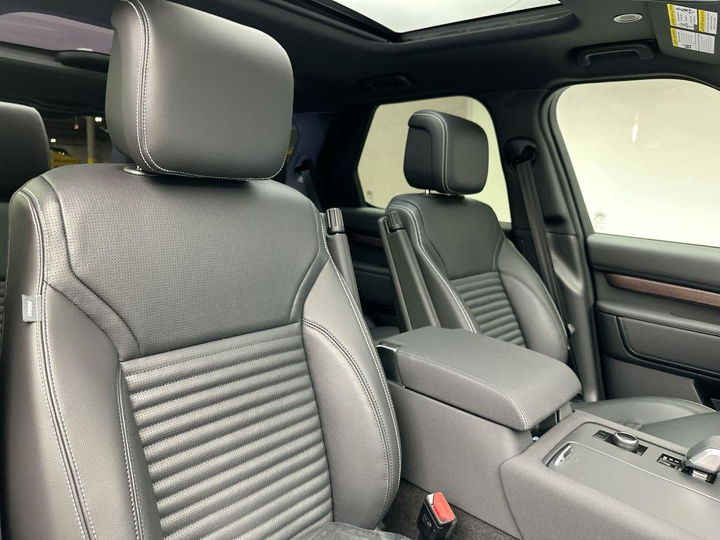 new 2025 Land Rover Discovery car, priced at $67,378
