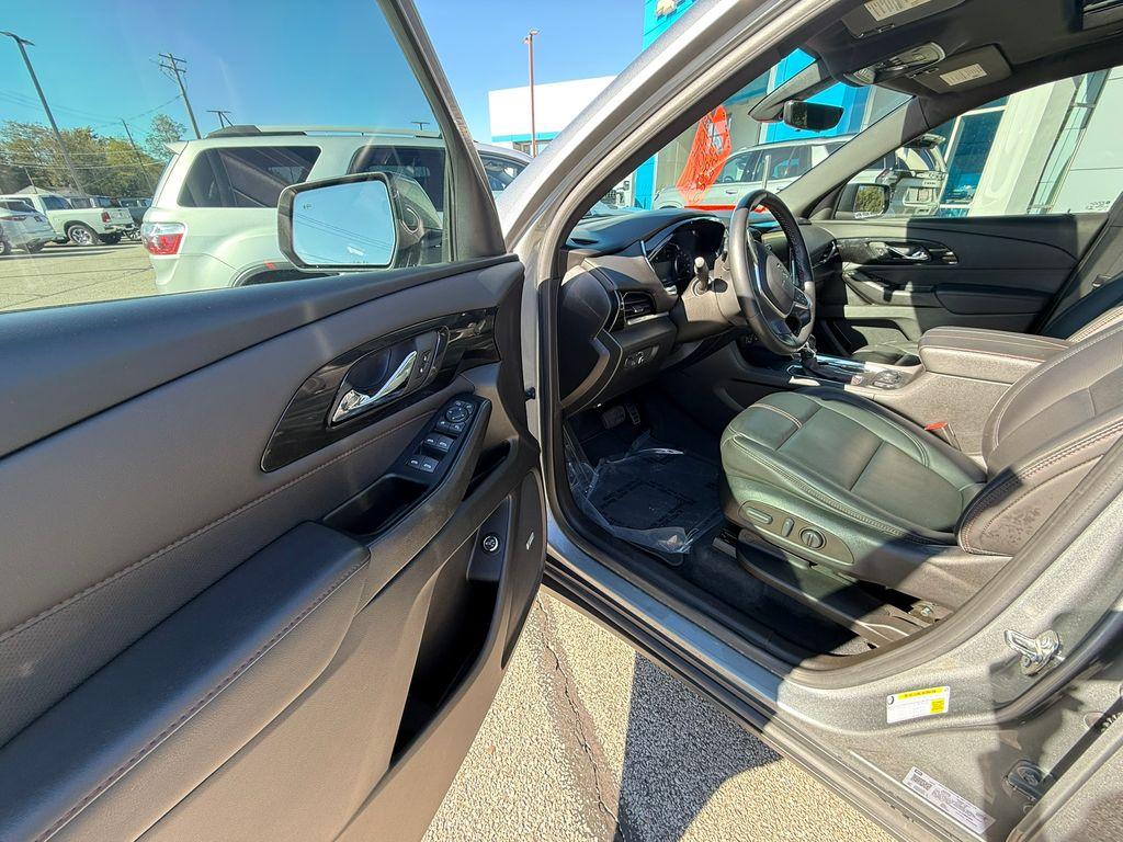 used 2023 Chevrolet Traverse car, priced at $37,877