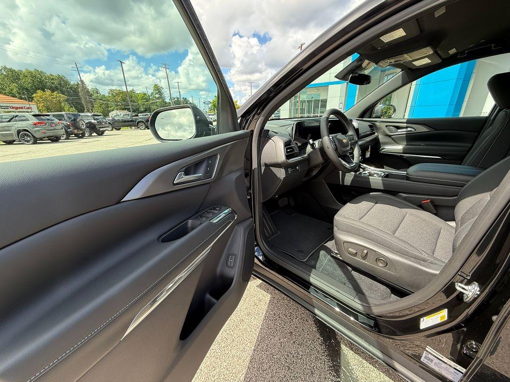 new 2026 Chevrolet Traverse car, priced at $42,030