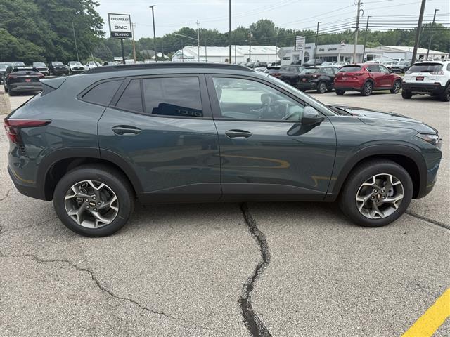 new 2025 Chevrolet Trax car, priced at $24,285