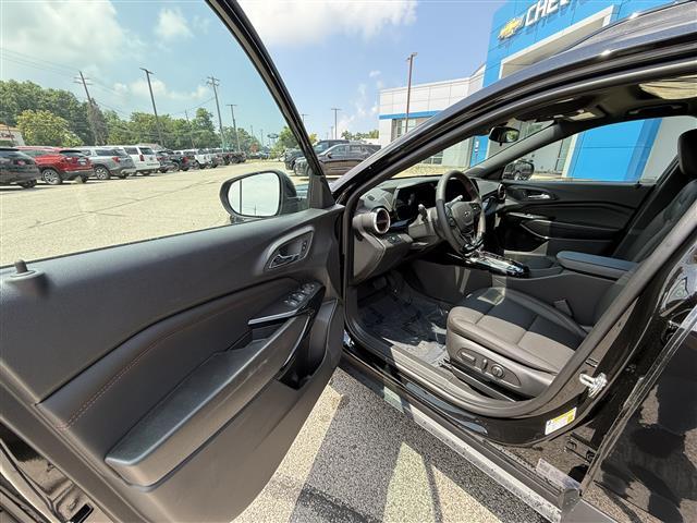 new 2025 Chevrolet Trax car, priced at $26,335