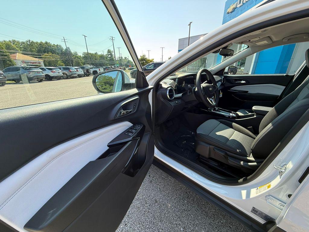 new 2025 Chevrolet Trax car, priced at $24,285