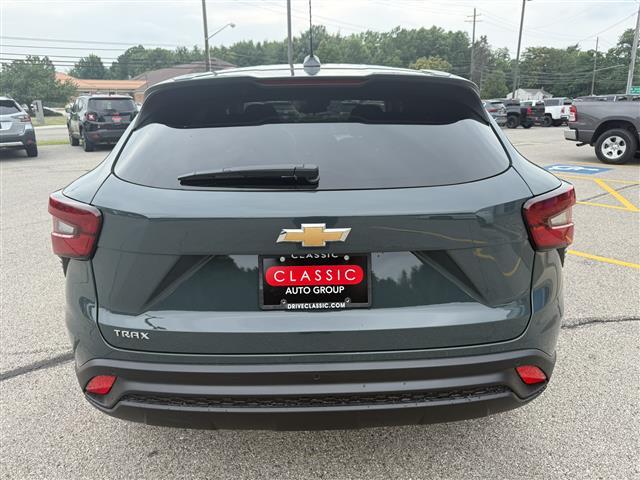 new 2025 Chevrolet Trax car, priced at $23,106