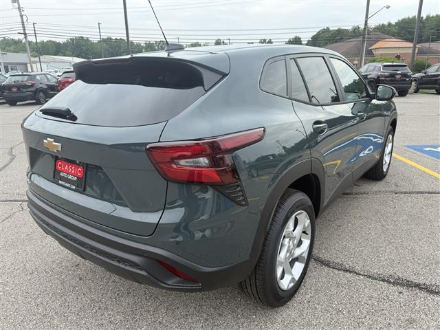 new 2025 Chevrolet Trax car, priced at $23,106