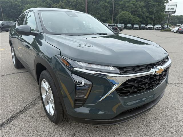 new 2025 Chevrolet Trax car, priced at $23,106
