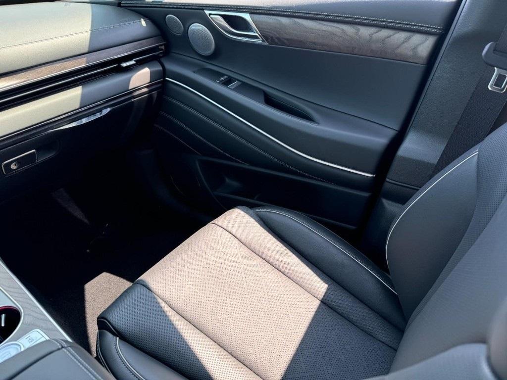new 2025 Genesis GV80 car, priced at $77,084