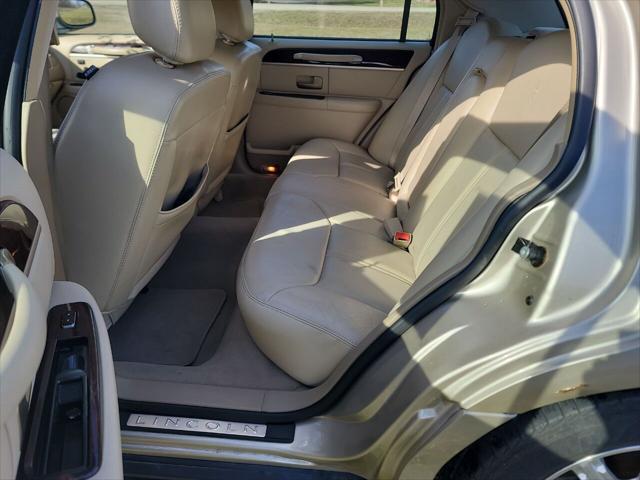 used 2007 Lincoln Town Car car, priced at $6,995