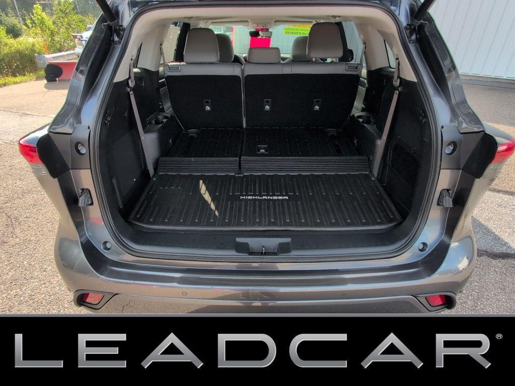 used 2022 Toyota Highlander car, priced at $39,999