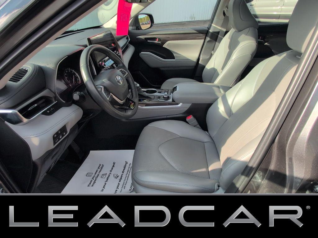 used 2022 Toyota Highlander car, priced at $39,999